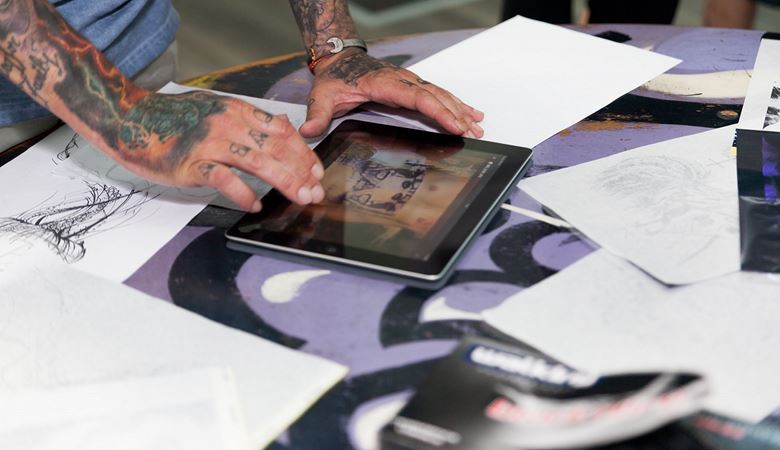 Tatuatore disegna su tablet