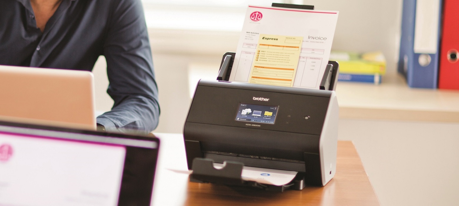 Scanner Desktop Brother ADS-2800W in scansione