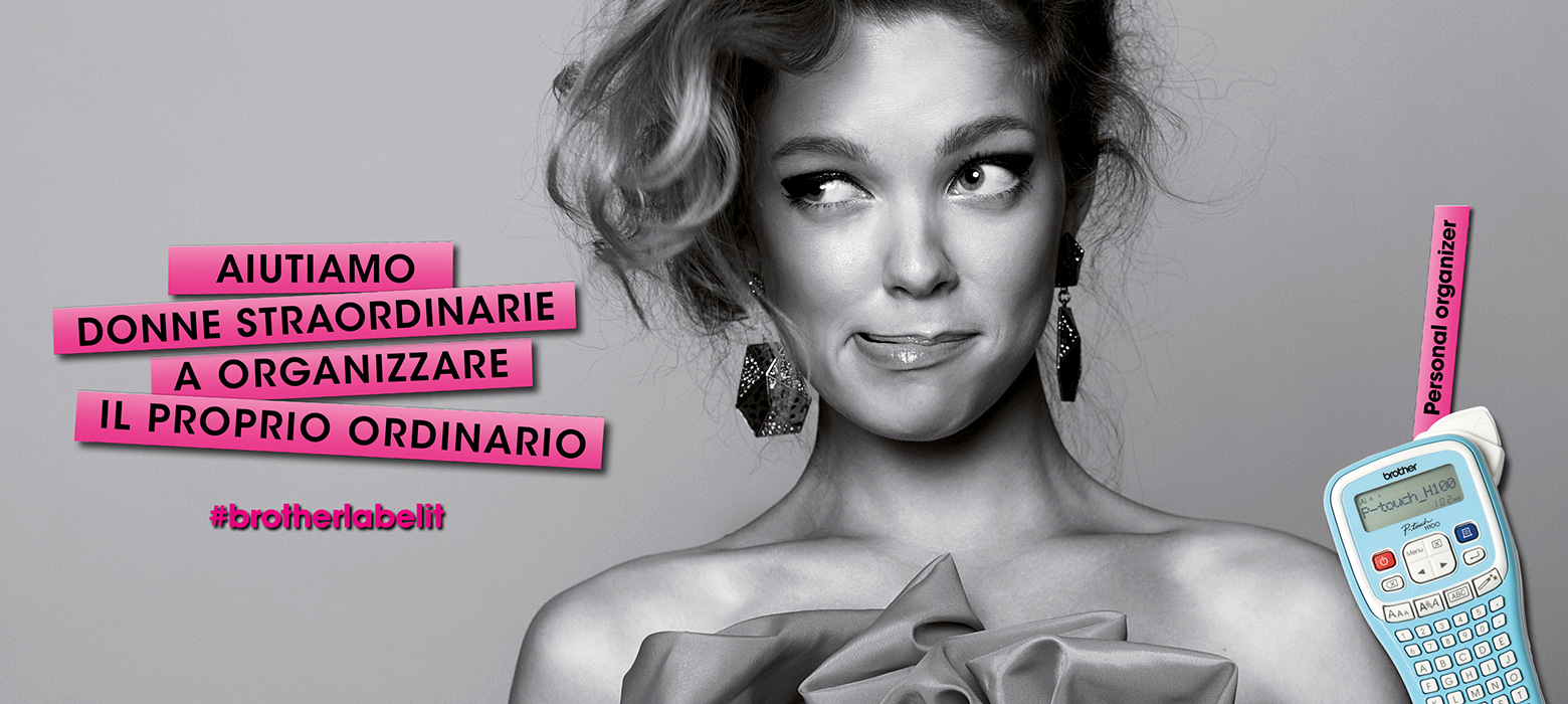 Ragazza alla moda con etichettatrice Brother PT-H100LB
