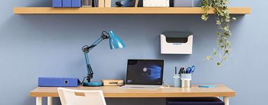 Ufficio a casa con lampada da tavolo, scrivania e pc portatile