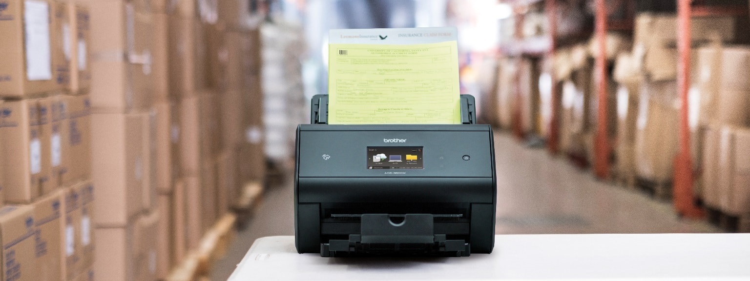 Scanner desktop Brother ADS3600W all'interno di un magazzino