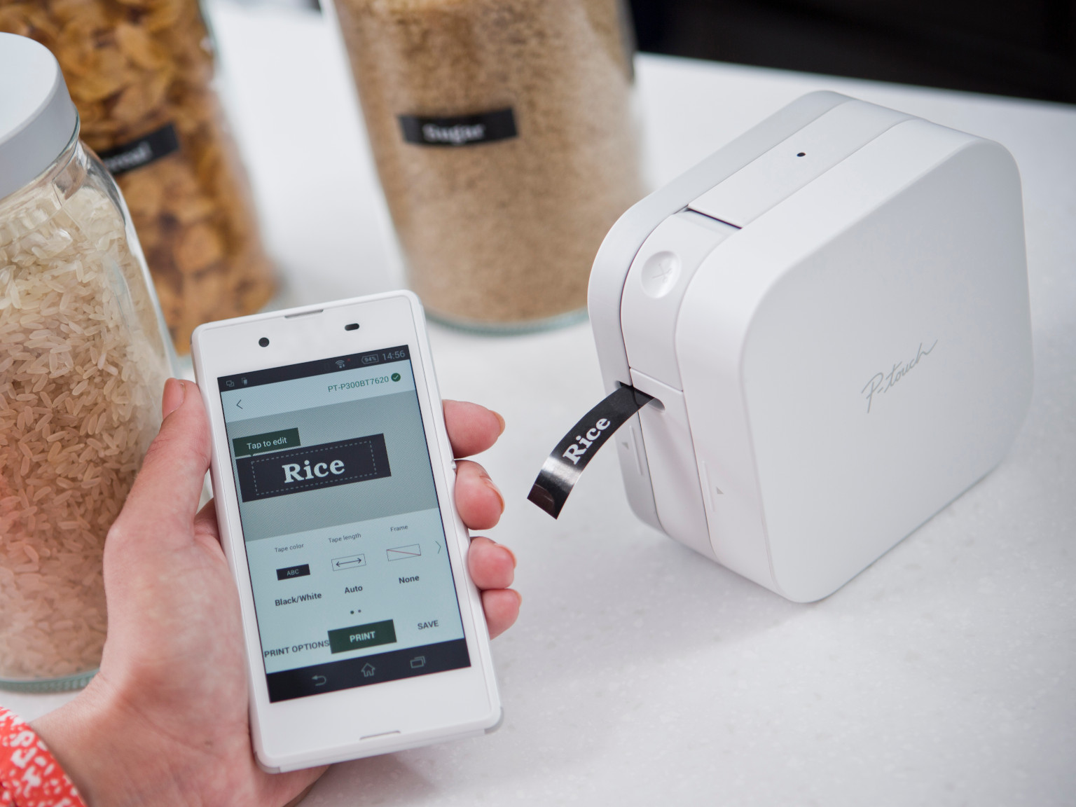 Etichettatrice P-touch CUBE con smartphone e contenitori per alimenti 