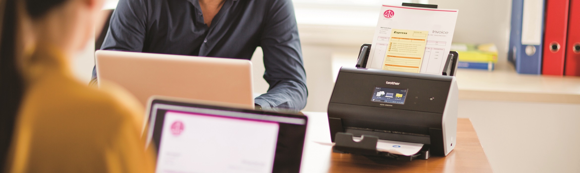 Scanner Brother ADS-2800W in scansione. Clicca sull'immagine per ingrandire
