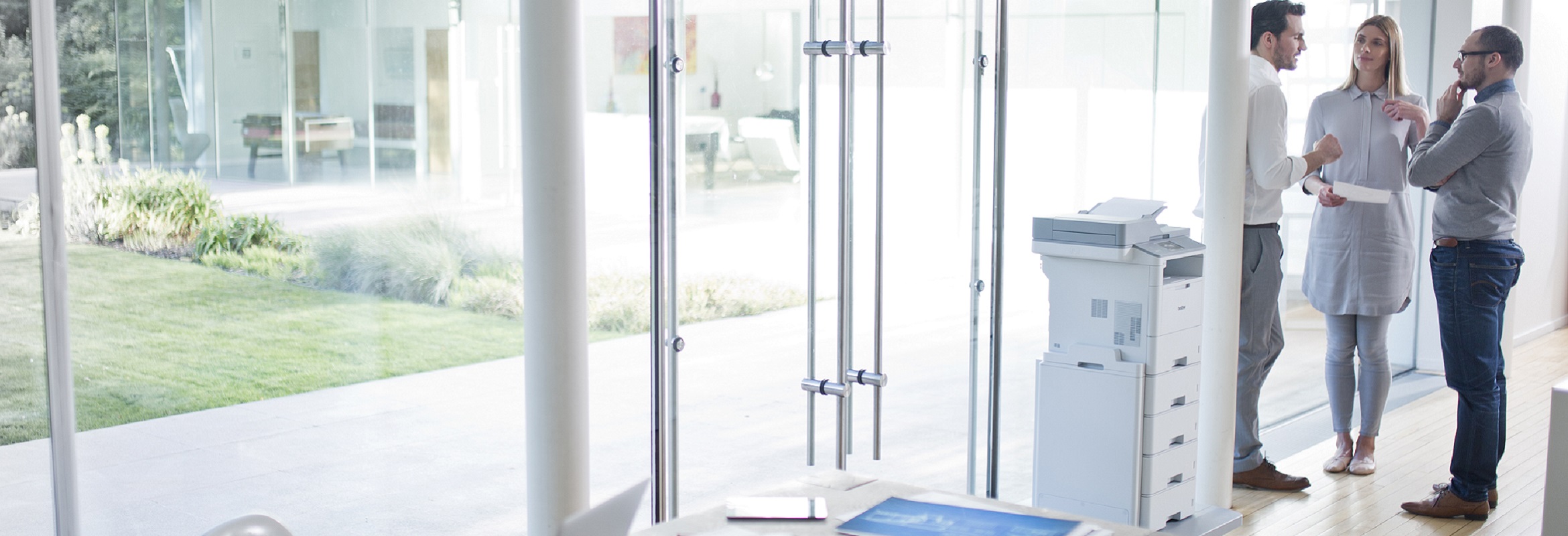 Ambiente open space con stampante multifunzione Brother MFC-L6900DW