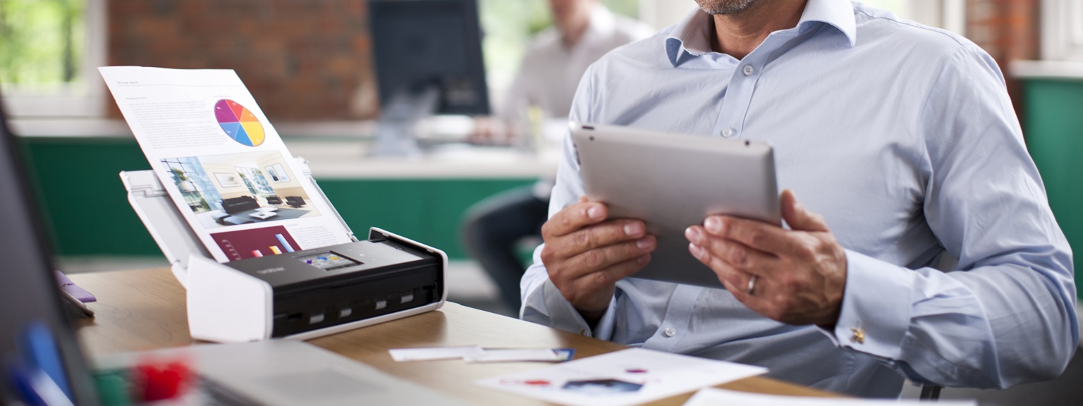 Scanner Brother ADS-1600W in funzione su scrivania tramite tablet