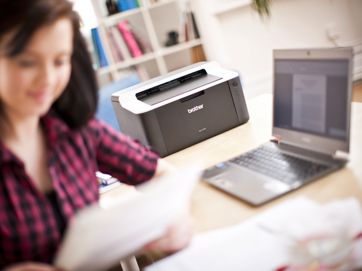 Stampante Brother HL-1112 all'interno di un piccolo ufficio home-office collegata tramite wifi
