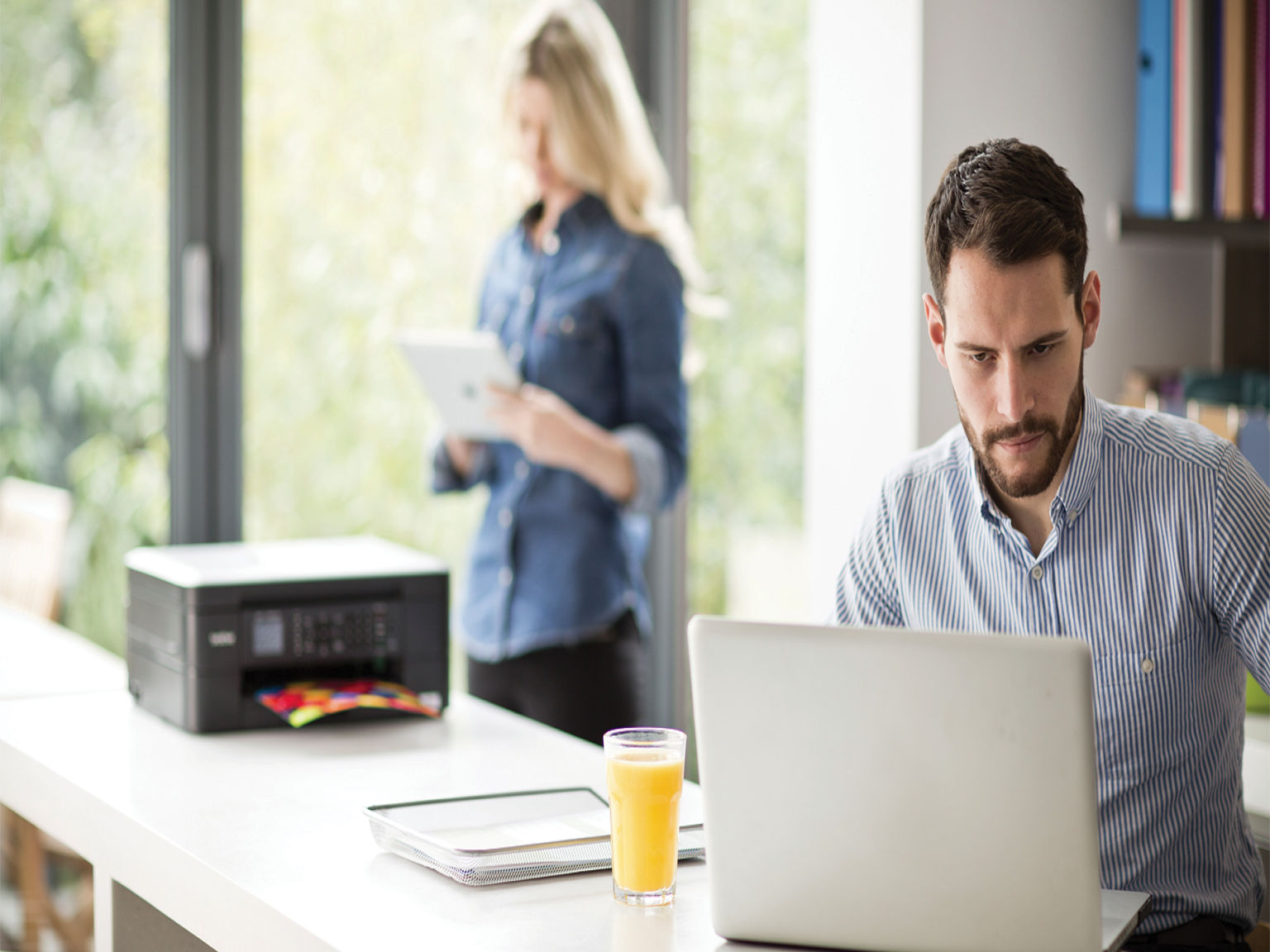 Stampante multifunzione Brother MFC-J480DW in azione in ufficio home-office con stampa tramite WiFi
