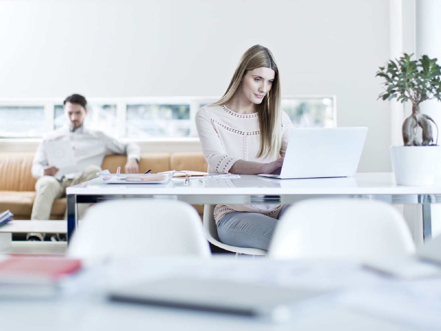 Ragazza al lavoro sul suo PC portatile