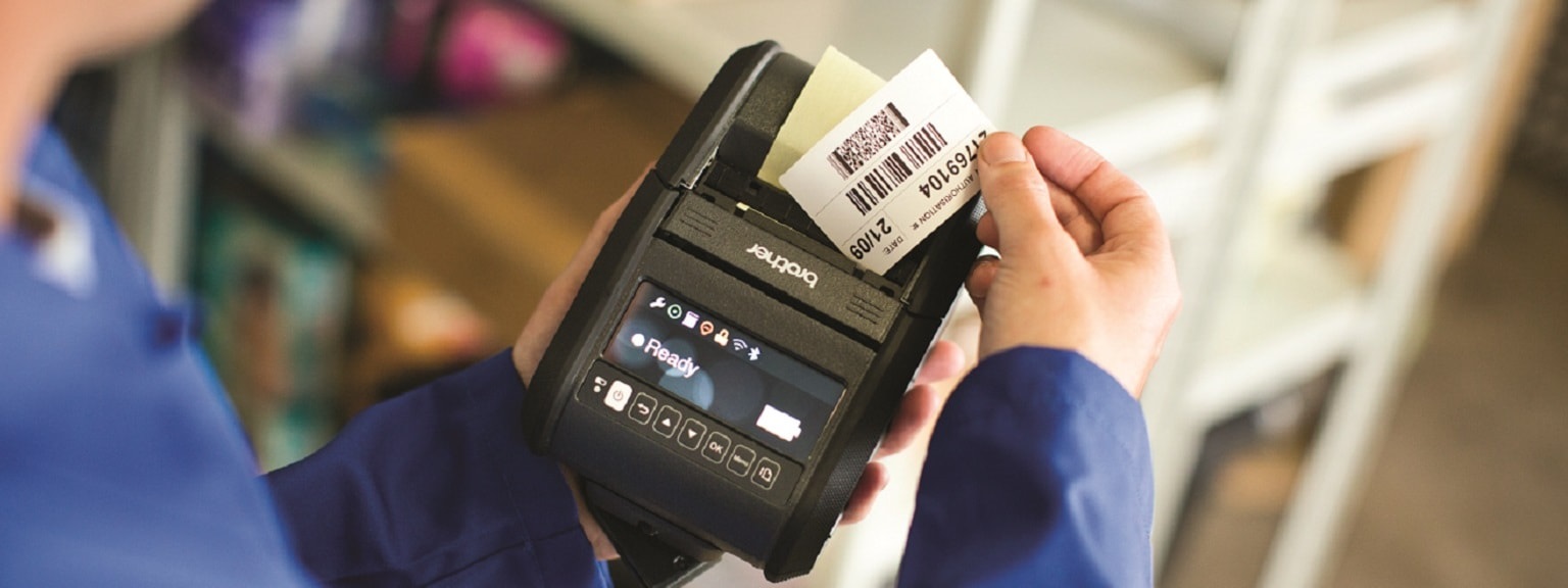 Etichetta stampata in magazzino con stampante portatile per etichette Brother RJ3150