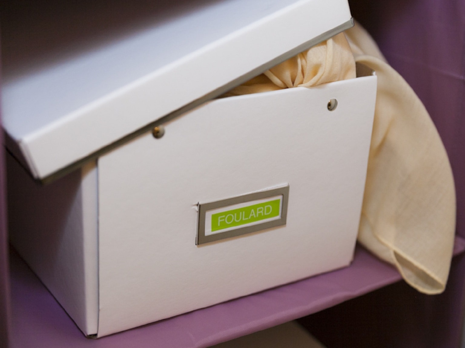 Scatola per foulard etichettata con etichettatrice Brother