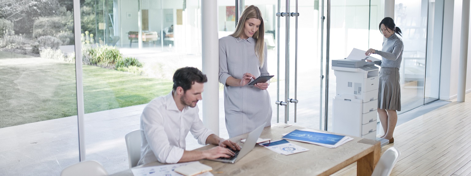 Ufficio open space con stampante multifunzione Brother MFC-L6900DW