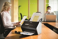 Scanner Brother ADS2400N su una scrivania in ufficio