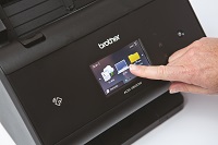 Dettaglio del display touchscreen dello scanner Brother ADS serie 3000