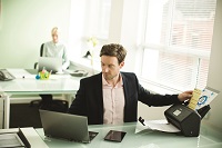 Impiegato in ufficio scansiona documenti di diverso formato con scanner Brother ADS-3600W
