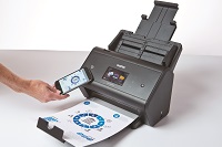 Foglio scansionato direttamete su smartphone con scanner Brother ADS3600W grazie a tecnologia NFC