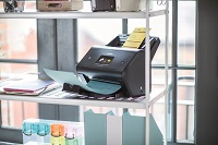 Scanner Brother ADS-3600W appoggiato su scaffale