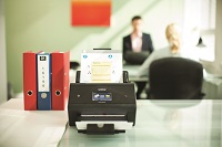 Scanner Brother ADS-3600W su scrivania in ufficio