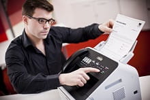 fax-2840 uomo utilizza foglio per mandare fax