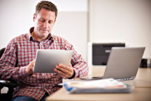 Impiegato in ufficio stampa da tablet