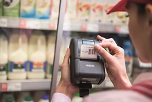 Stampante per etichette Brother RJ-2 in azione in un supermercato