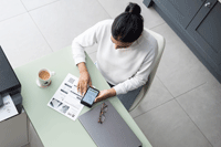 Una donna stampa utilizzando il suo smartphone