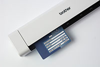 Scanner portatile Brother DS640 con carta ID in scansione