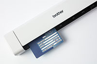 Scanner portatile Brother DS640 con carta ID in scansione