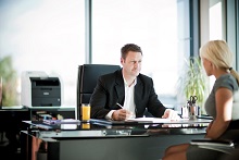 Firma di un contratto in ufficio con all'interno una stampante multifunzione Brother MFC9140CDN