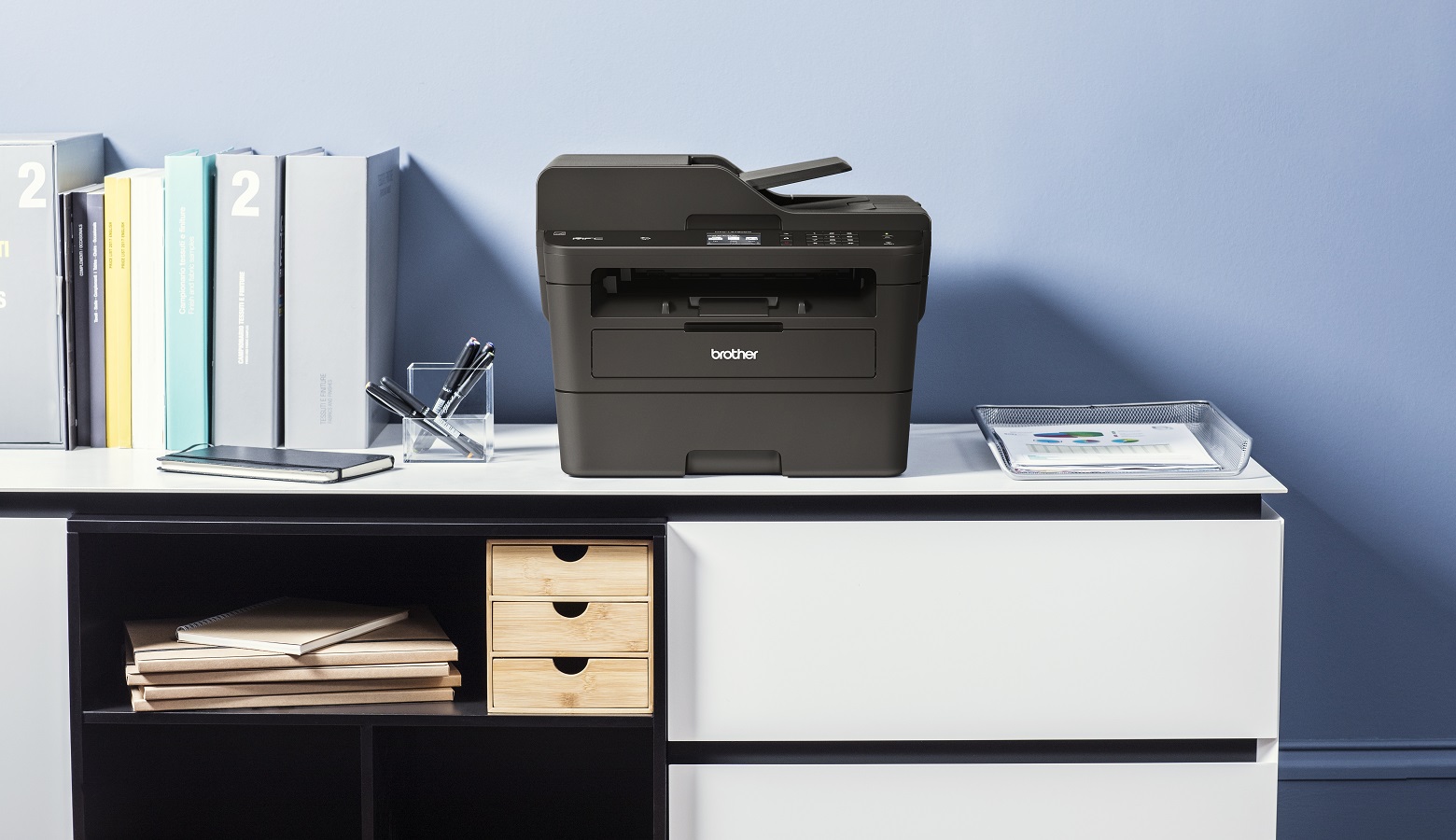 Stampante laser A4 Brother su scrivania in casa