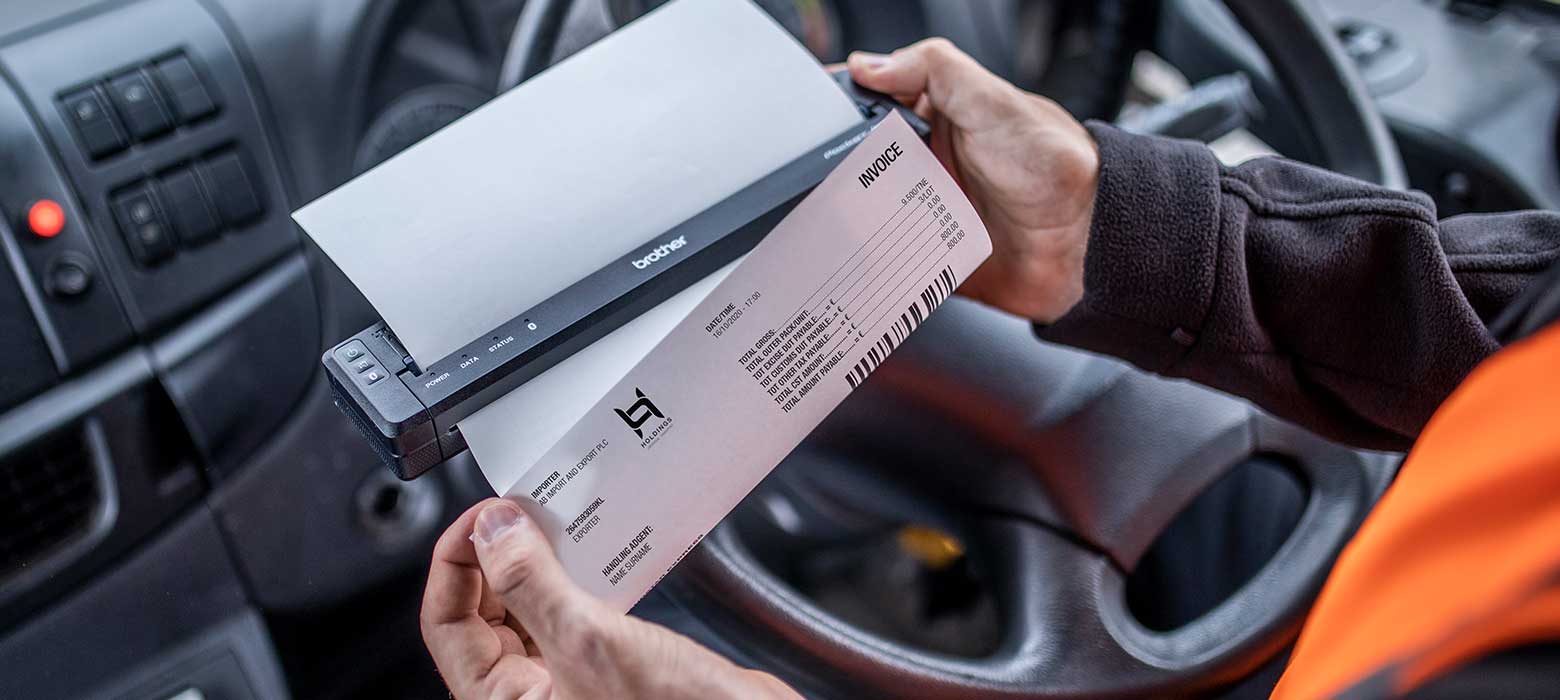 Conducente stampa un foglio nel suo veicolo