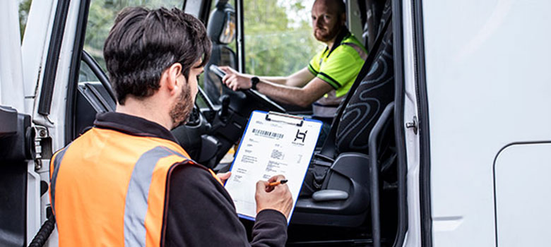 Addetti alla logistica registrano l'arrivo del camion con la merce