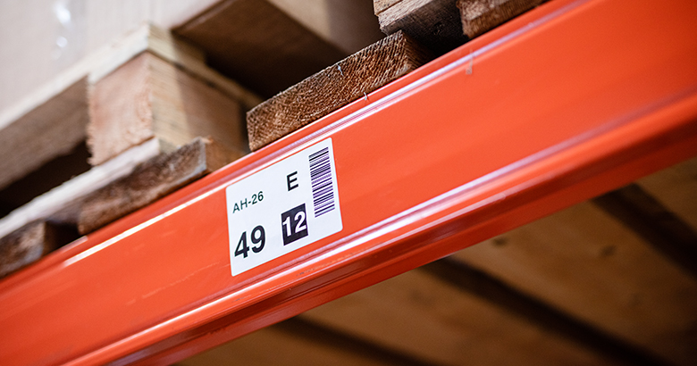 Scaffale con etichetta codice a barre