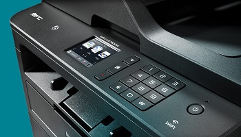 Dettaglio del pannello touchscreen e della tastiera della stampante multifunzione Brother MFC-L2750DW