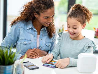 Mother and daughter creating and printing labels on the P-touch CUBE Plus printer and app