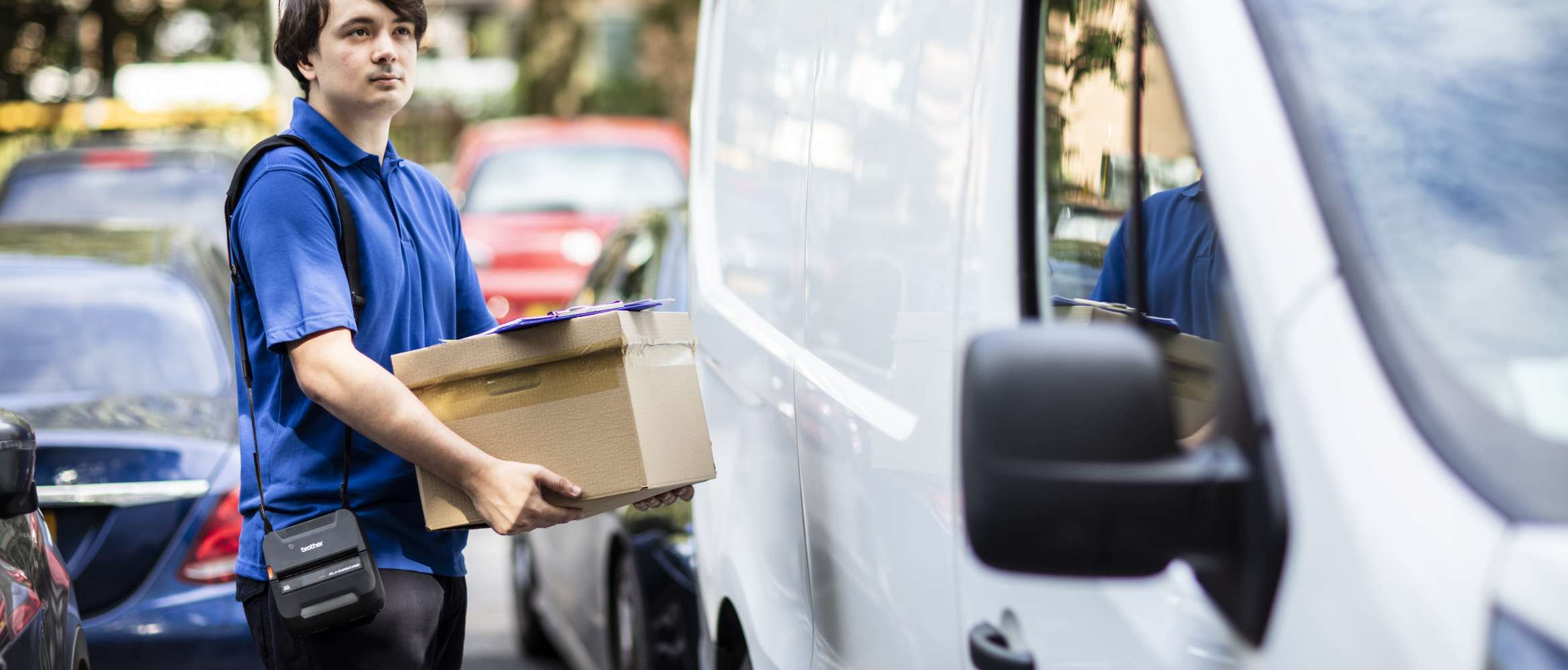En leveringssjåfør i transport- og logistikkbransjen leverer en pakke til en bolig.