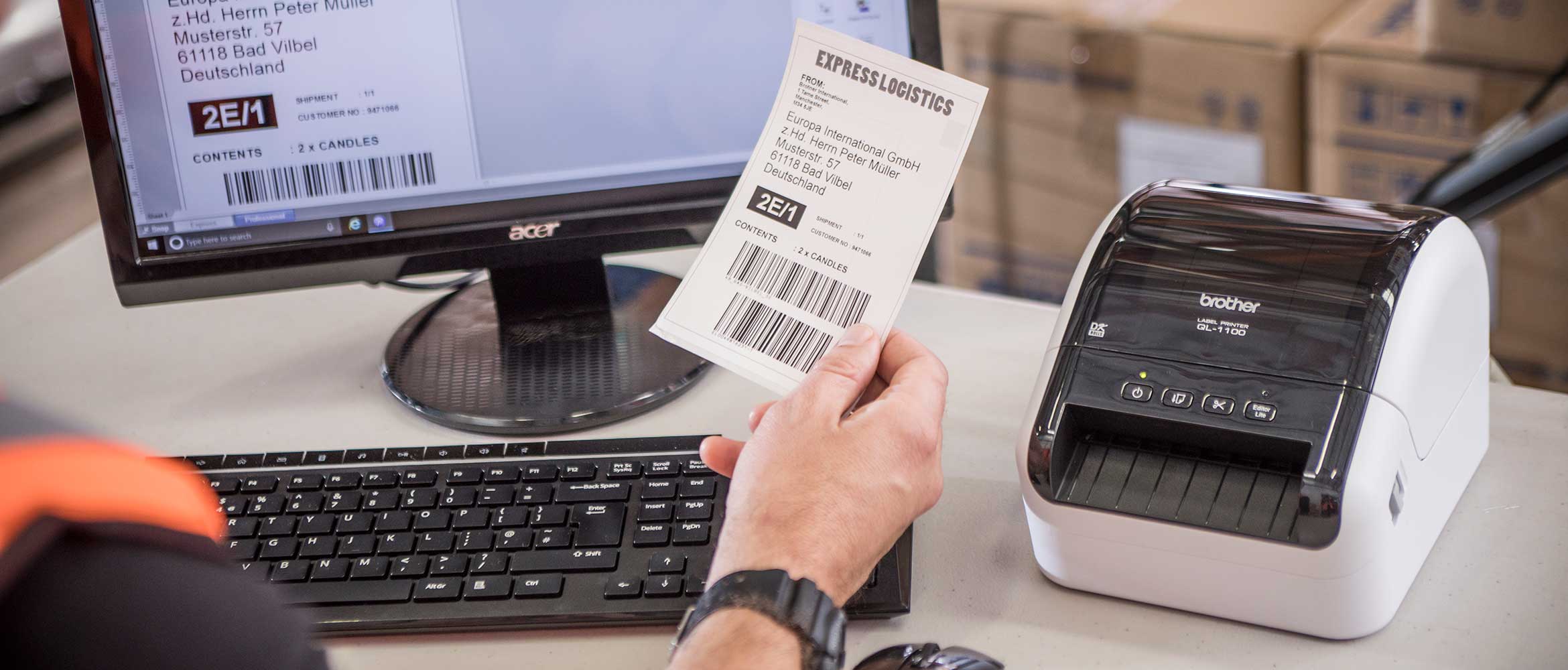 Brother QL-1100 labelprinter på et skrivebord med en person, der printer pakkelabels