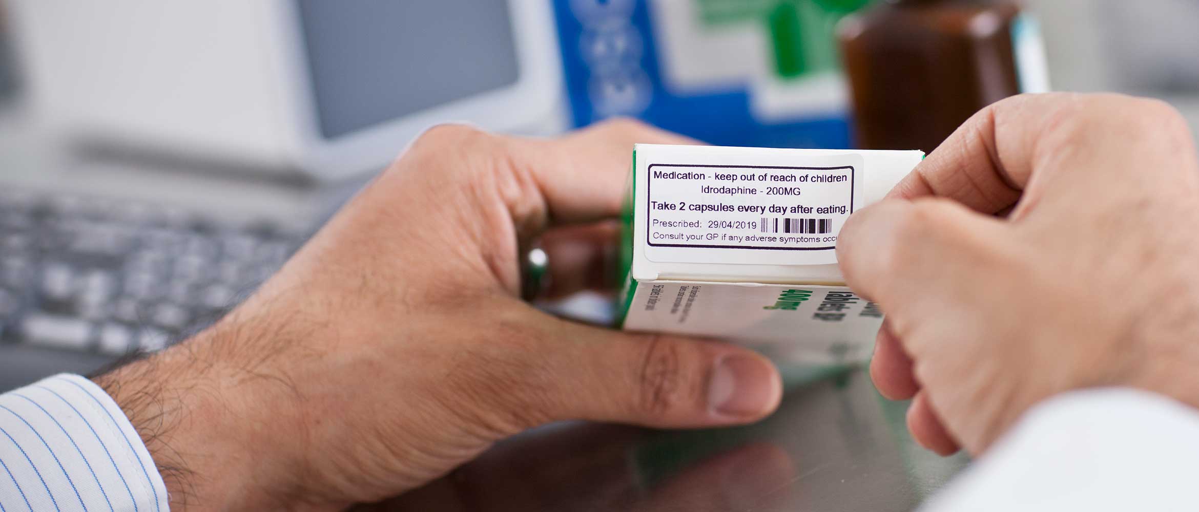 En farmasøyt merker en eske med medisiner