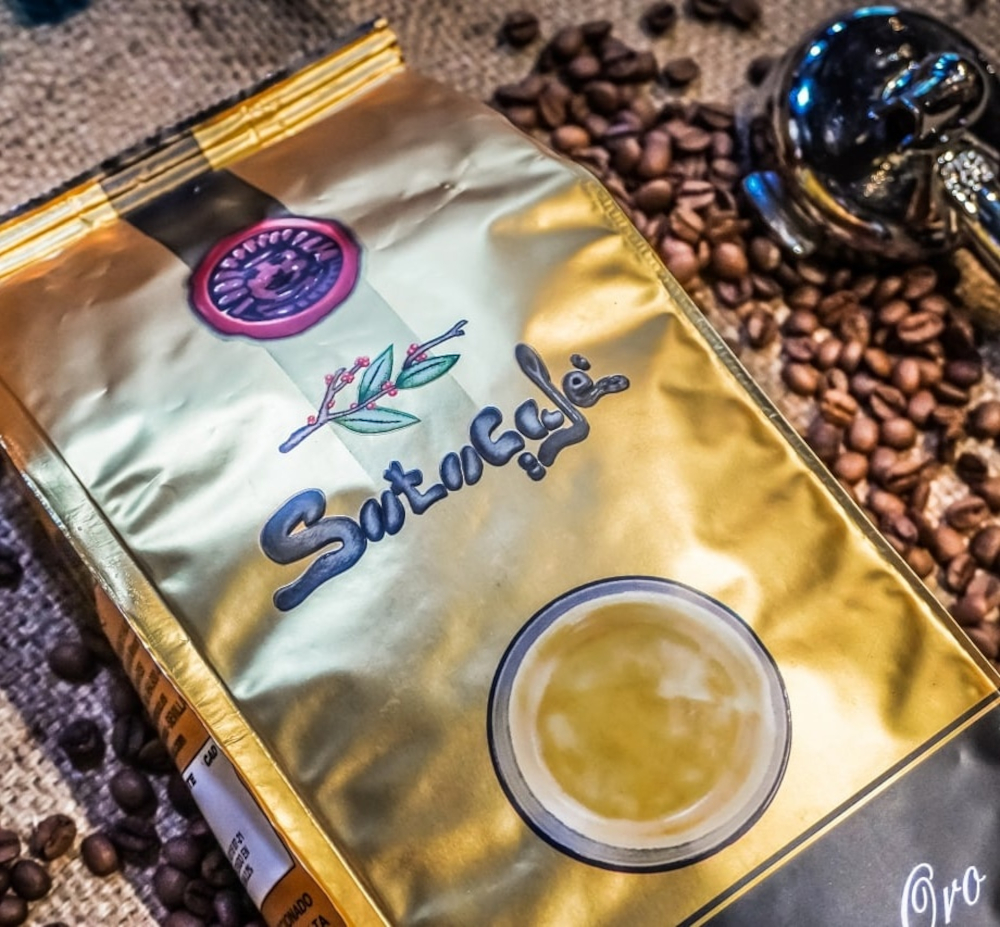 pose med kaffebønner ved siden av