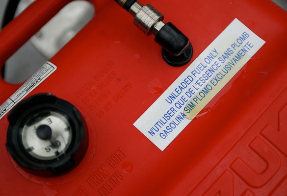 Slitesterk Brother P-touch tape på en drivstoffbeholder med sølt drivstoff på merkelappen