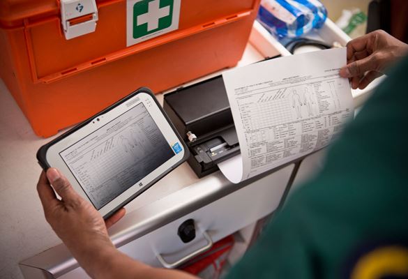Terveydenhoitaja tulostaa hoito-ohjeita potilaalleen PJ-mobiilitulostimella