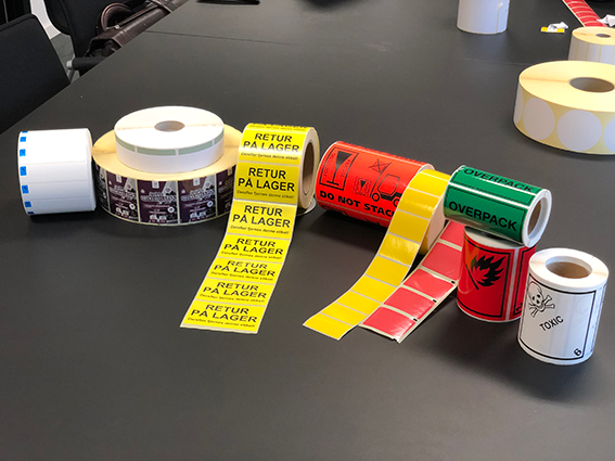 Brother etiketter i olika färger på ett skrivbord