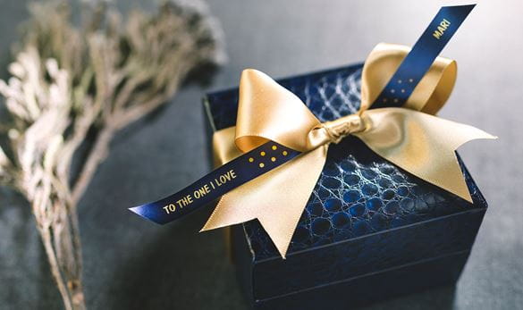 Bryllupsgaveeske personliggjort med et Brother silkebånd i marineblått med gullskrift