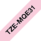 Brother TZeMQE31 merketape – sort på pastellrosa, 12 mm bred