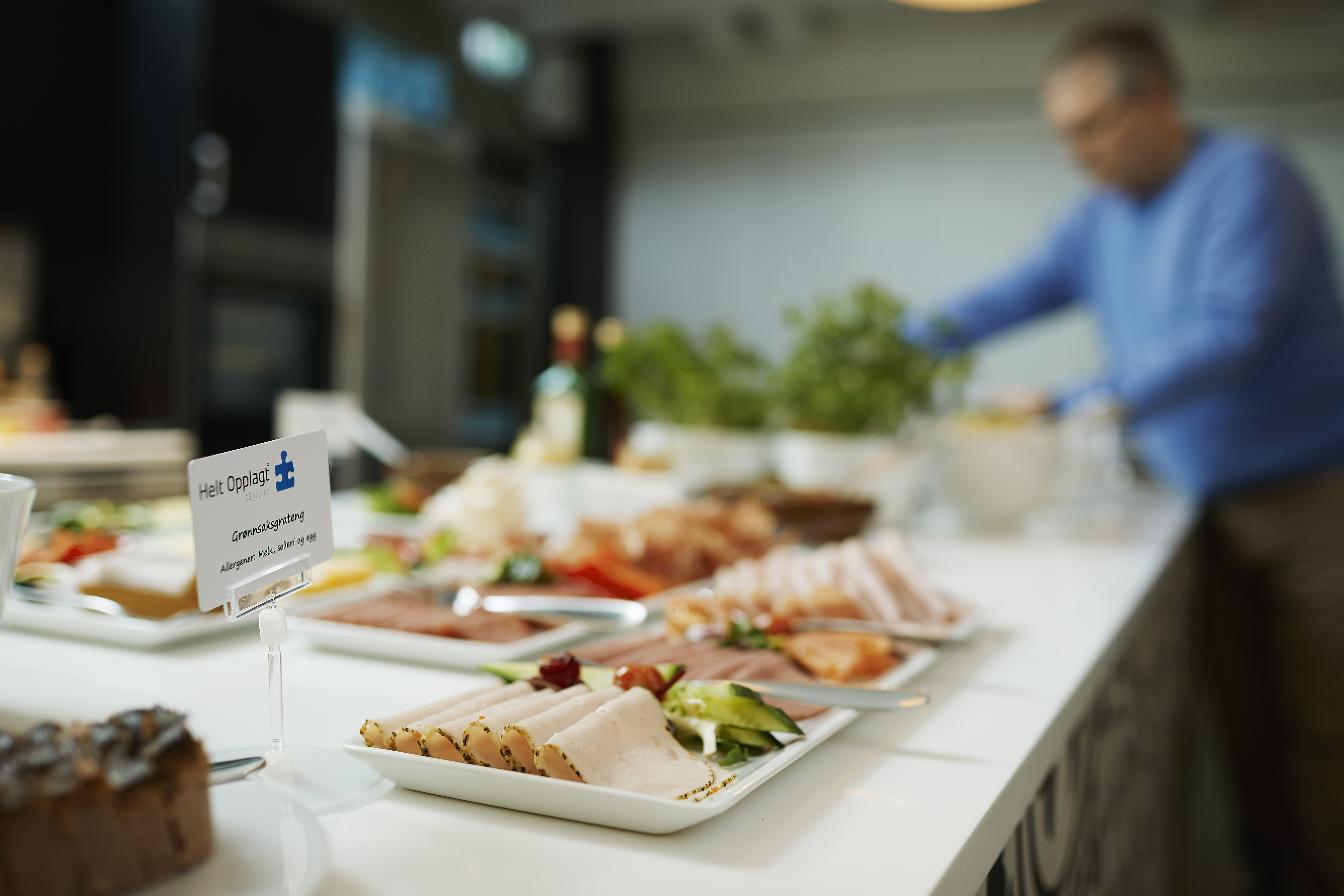 Mat i en kantine som er levert av Helt Opplagt med etiketter som inneholder informasjon om allergener