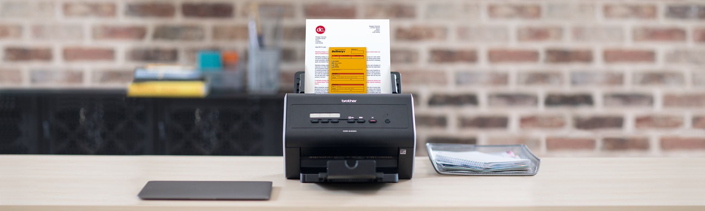ADS-2400N scanner på skrivebord