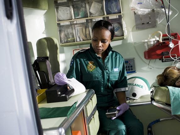 Mobiilitulostin tulostaa potilastietoja ambulanssissa