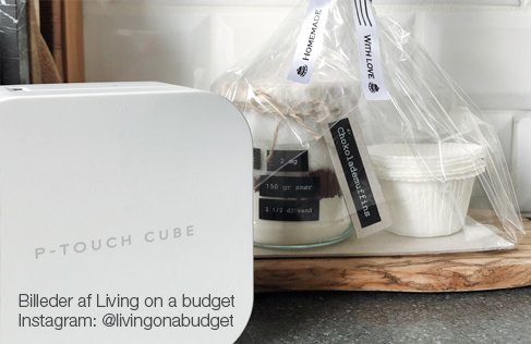 CUBE labelprinter med labels på kagesæt som gave