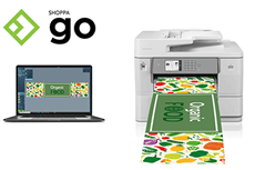Shoppa Go logo, tietokone ja Brotherin MFC-J6959DW värimustesuihkutulostin, joka tulostaa pitkää tulostetta