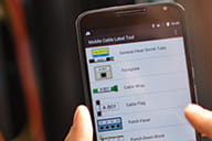 Smartphone med Brother Mobile Cable Label Tool-appen åben