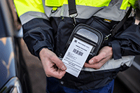 En ansatt printer på en mobil RJ skriver i en Brother PACC003 beskyttelsesveske